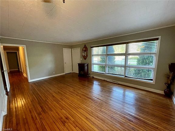 5th image of 222 Island Dr