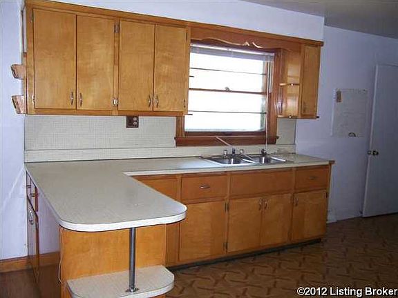 3rd image of 4901 Oak Park Dr