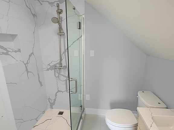 3rd image of 594 Courtland Ave #3