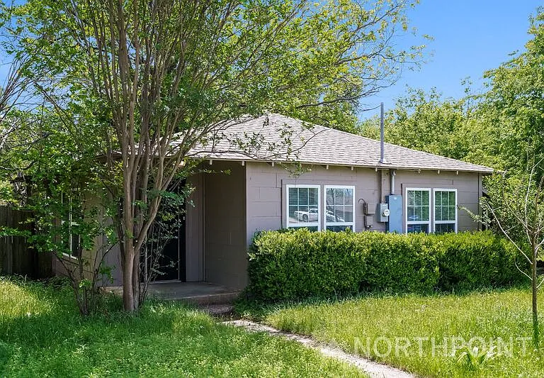1211 Country Club Rd — Photo 2