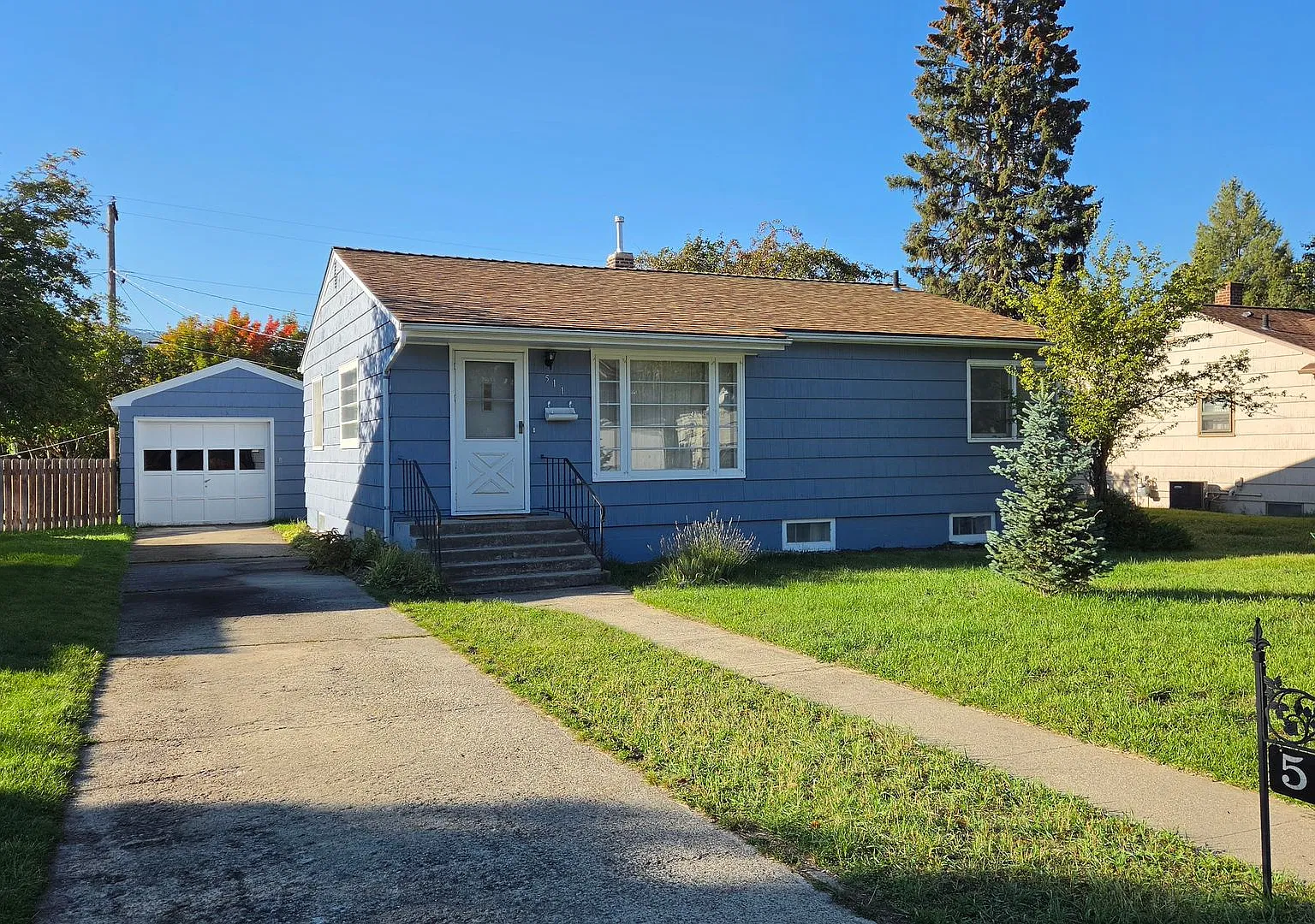 Charming House with Detached Garage — Photo 1