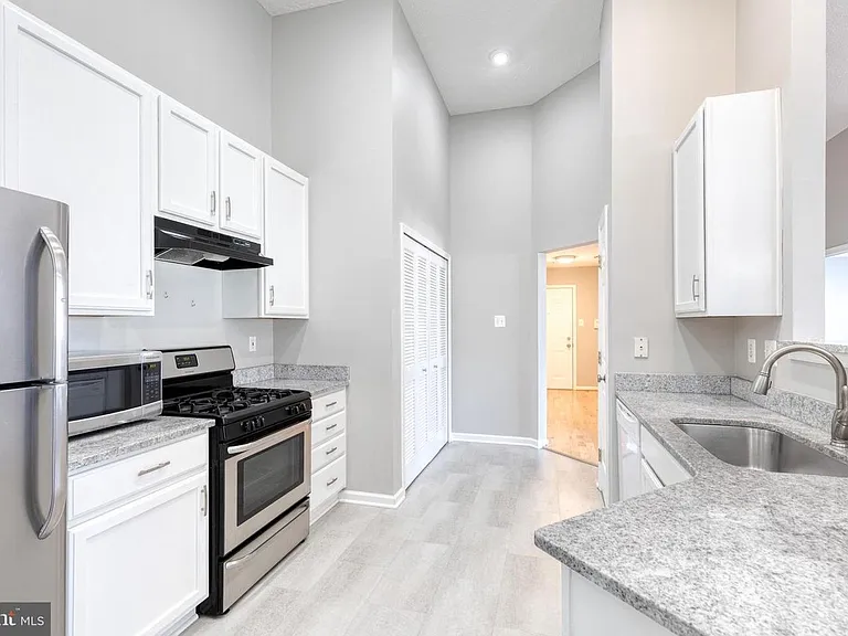 3021 Hunting Ridge Dr — Photo 8