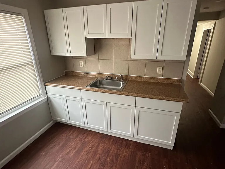 273 Brooks St — Photo 4