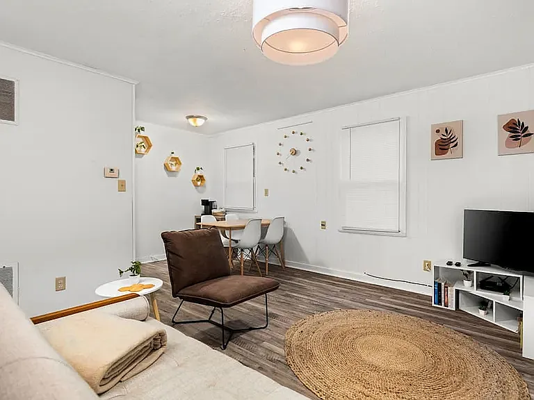 821 E Fairoaks Ave — Photo 3