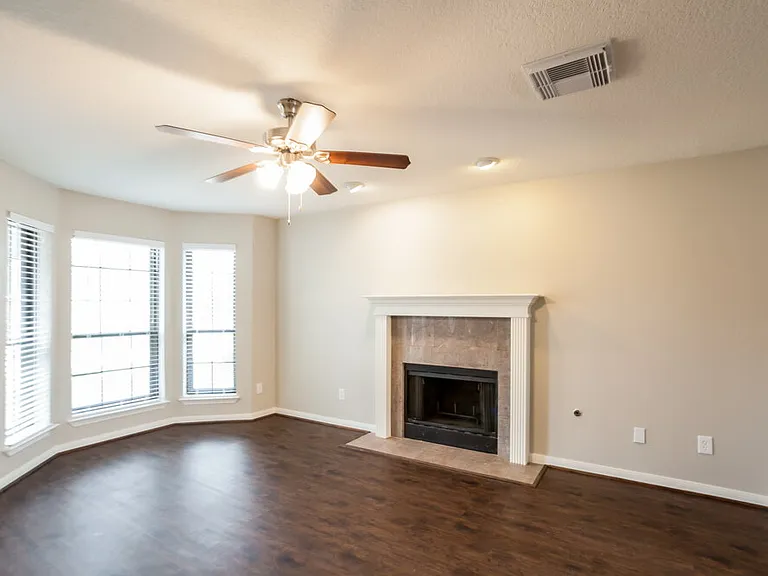 501 W Hunters Ln — Photo 3
