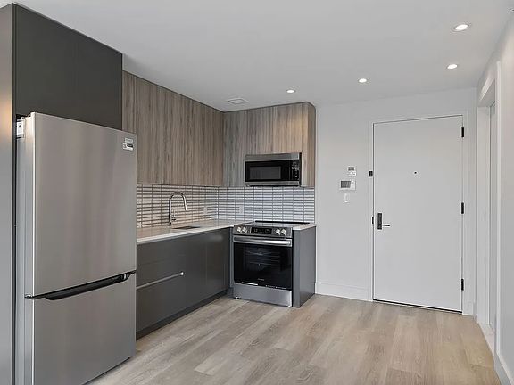 4th image of 880 Rogers Ave #608