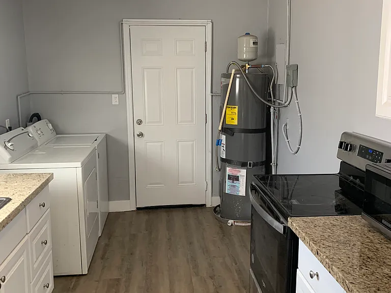 1721 Linden Ave — Photo 3