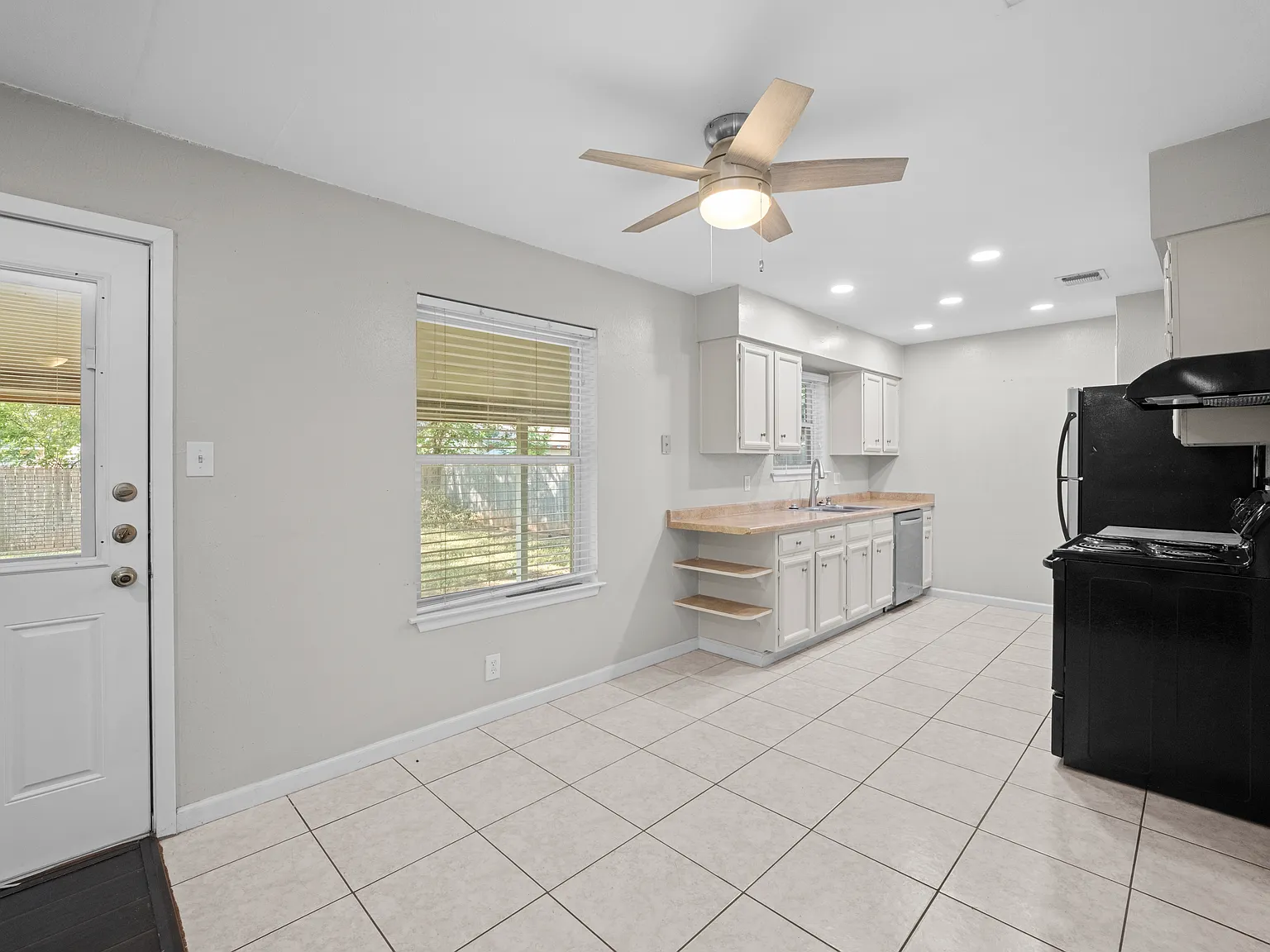 3 bed, 1079 sqft, $1,600 — Photo 3