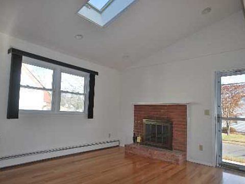 4th image of 743 Bay 7th St