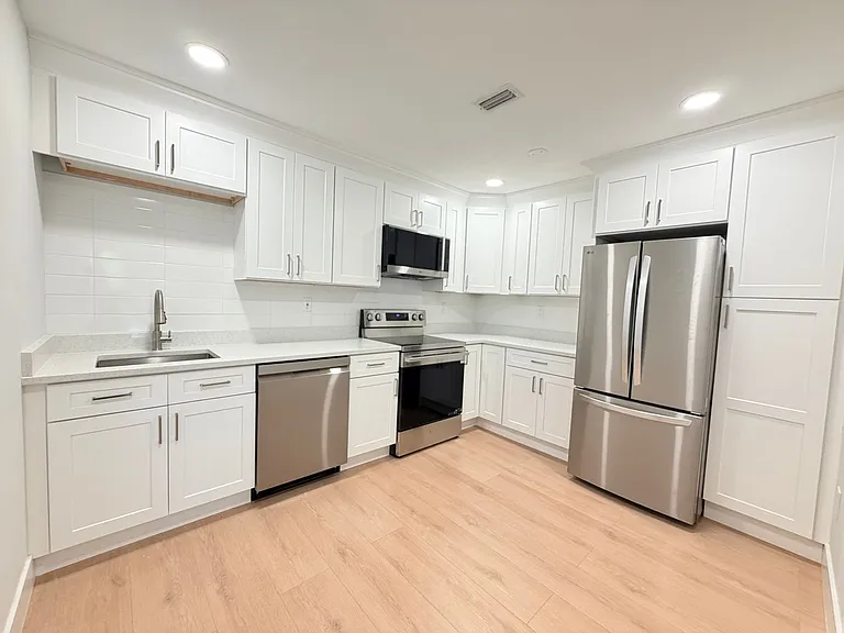 Valencia Apartments — Photo 1