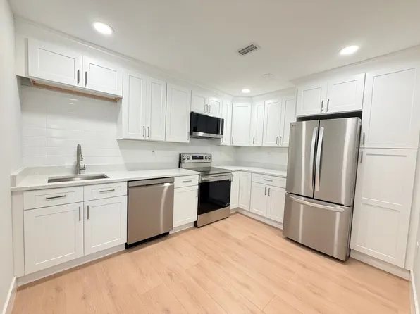 Valencia Apartments, 432 Armada Rd S #8, Venice, FL 34285