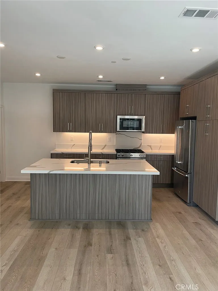 2 bed, 2.5 bath, 1222 sqft, $3,750 — Photo 3