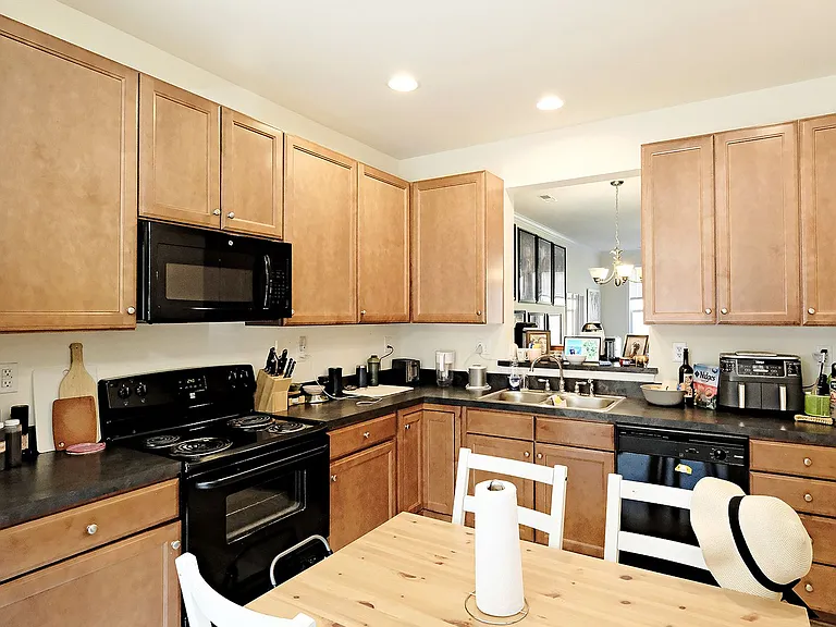 2452 N Berkshire Rd — Photo 3