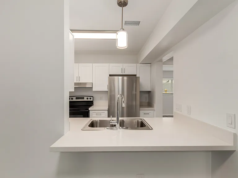The Pacifica - 1 & 2 bedrooms units - washer/dryer in units — Photo 8