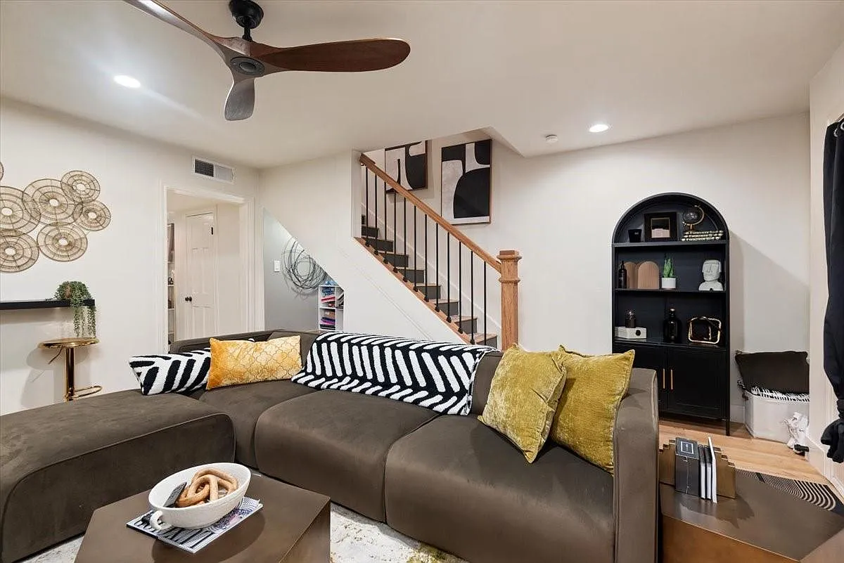 2 bed, 1.5 bath, 1230 sqft, $1,900 — Photo 1