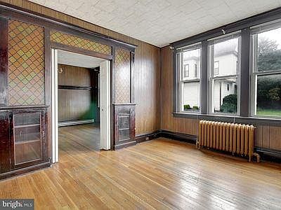 BEDROOM WITH WALKING CLOSET