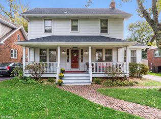 831 N Summit St, Wheaton, IL 60187