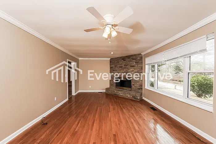 3 bed, 2.0 bath, 1553 sqft, $1,245 — Photo 2