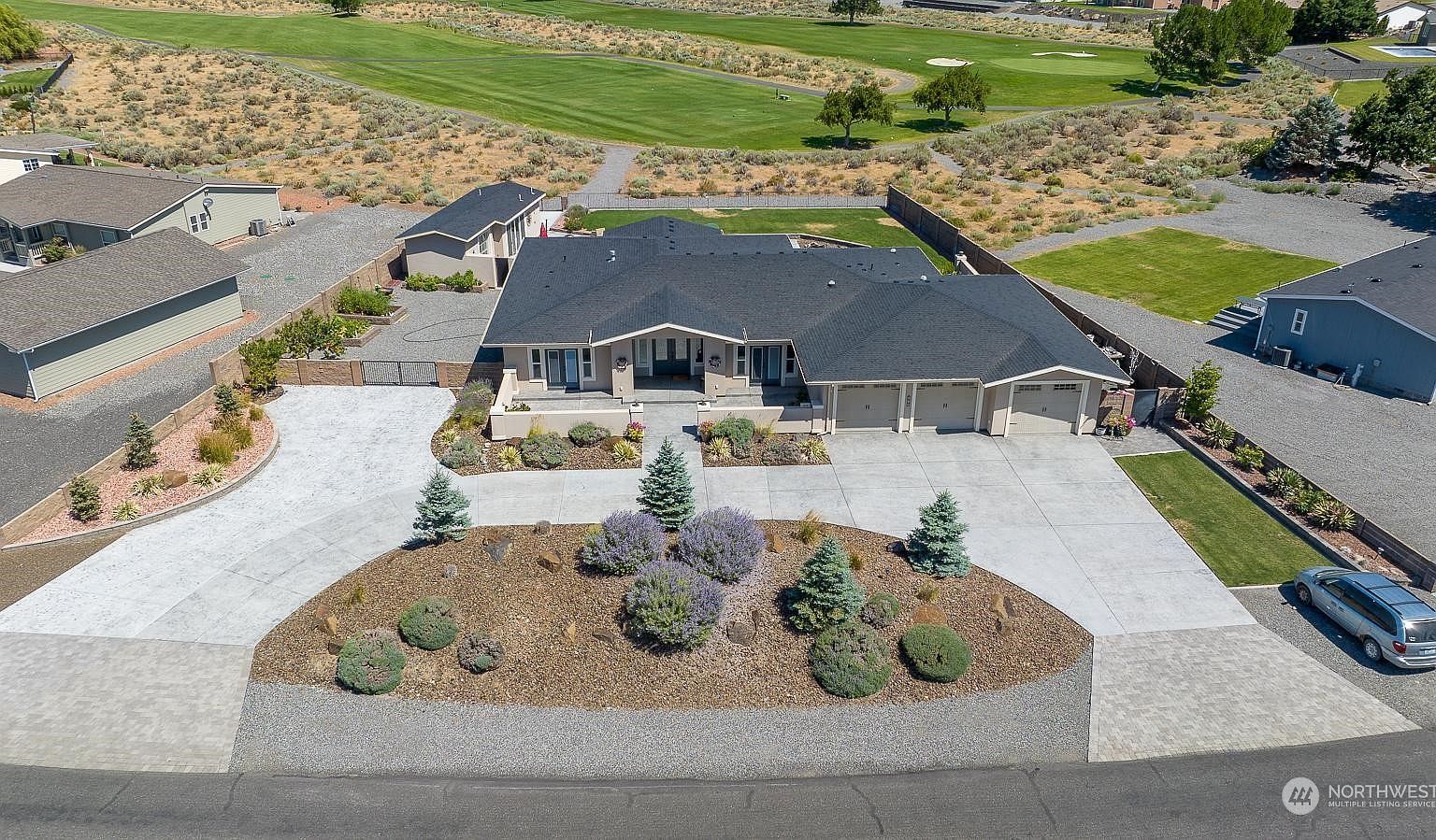 859 Desert Aire Dr SW