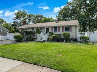 16 Wayside Ln, Selden, NY 11784