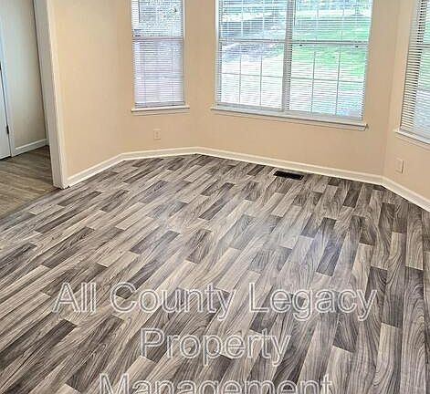 3rd image of 425 Sunset Dr