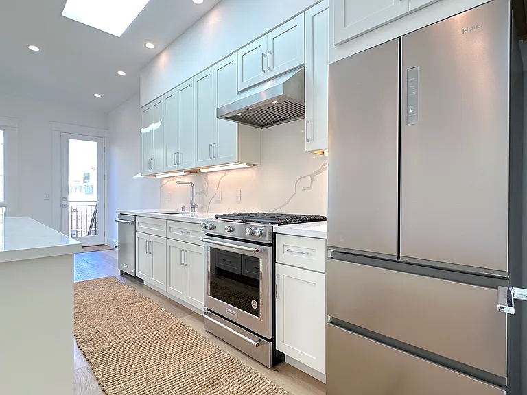 576 Chestnut St — Photo 4