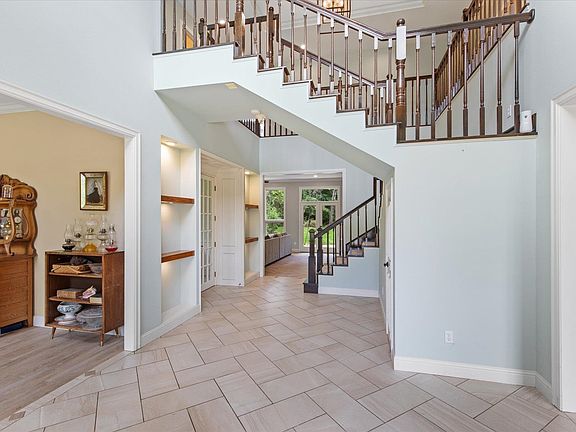 3rd image of 221 Hunters Cir