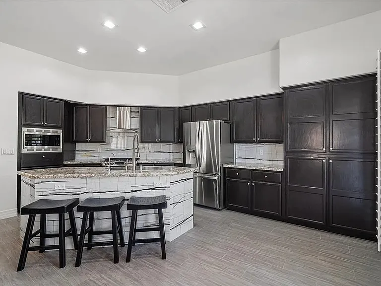824 Cambridge Cross Pl — Photo 4