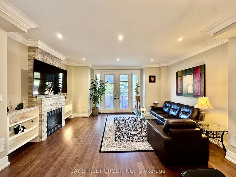 1033 Shaw Dr — Photo 3