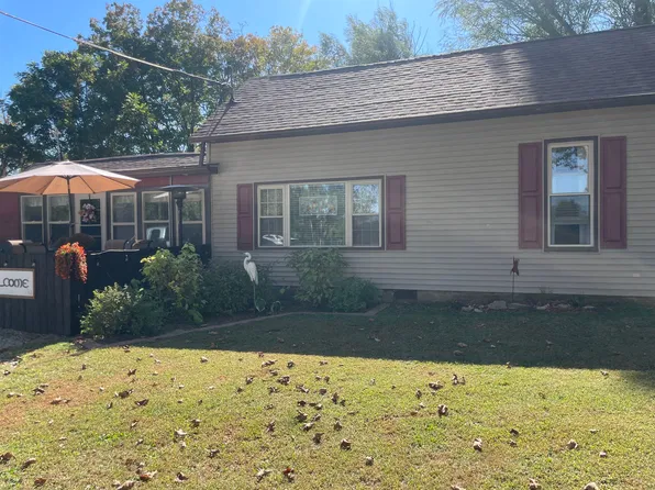 208 S John Wayne Rd, Dawson, IL 62520