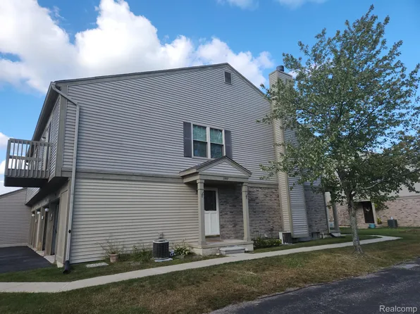13997 Watersway Dr, Gibraltar, MI 48173