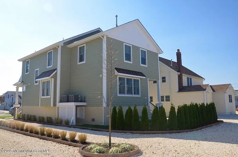 5 bed, 3.5 bath, 2706 sqft, $5,800 — Photo 3