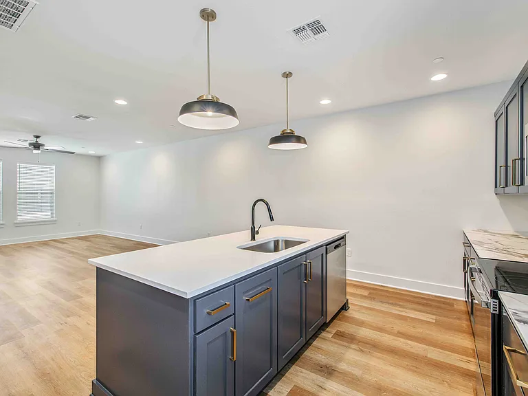 200 Live Oak St E — Photo 5