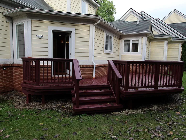 1090 Oakwood Dr — Photo 2