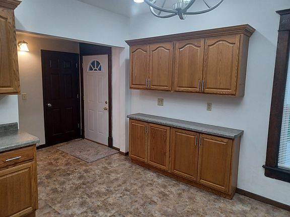 5th image of 726 E Main St