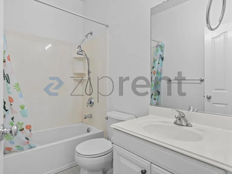 657 N Capitol Ave — Photo 24