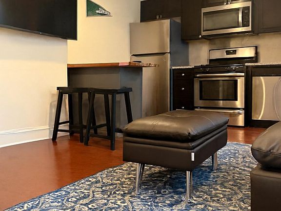 3rd image of 2034 Chestnut St APT 3R