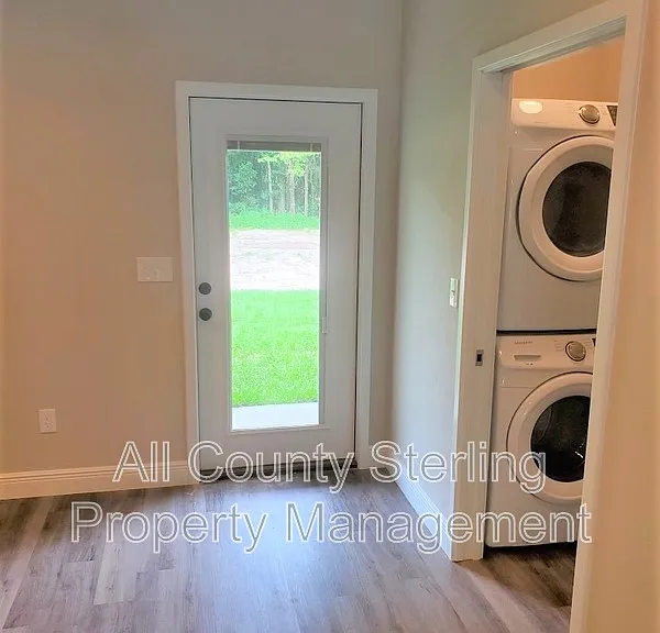 161 SW Yulan St #100 — Photo 7