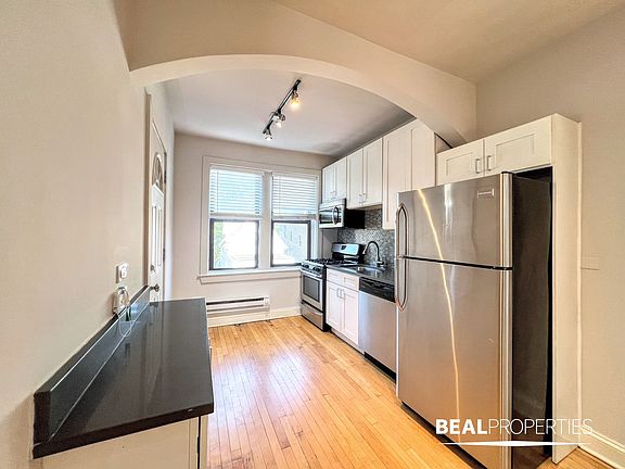 4th image of 2321 N Rockwell St #D2