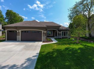 N27W27075 Woodland Dr, Pewaukee, WI 53072