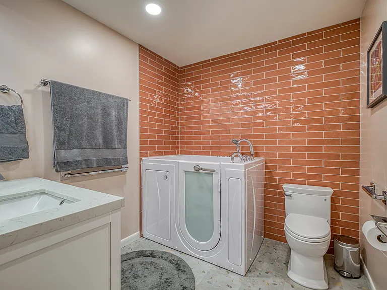 214 Howard St — Photo 15