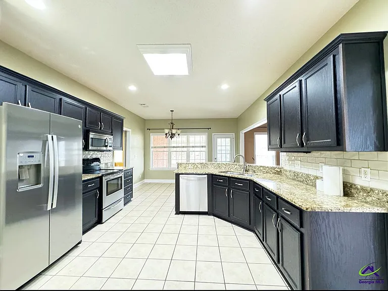 701 Victoria Cir — Photo 8