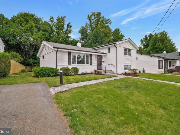 9831 Singleton Dr, Bethesda, MD 20817