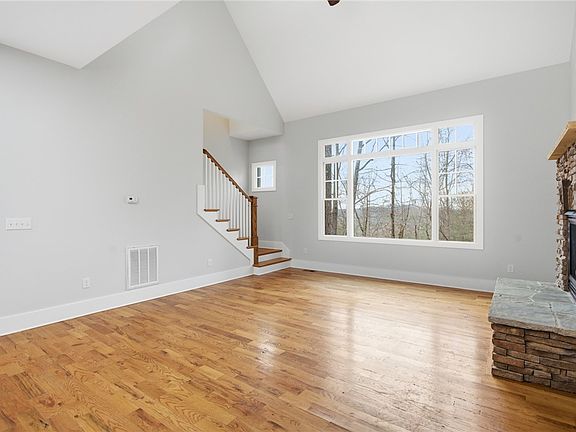 3rd image of 207 Cliffside Trl