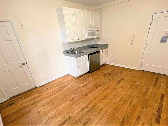3rd image of 305 W 45th St APT 1h