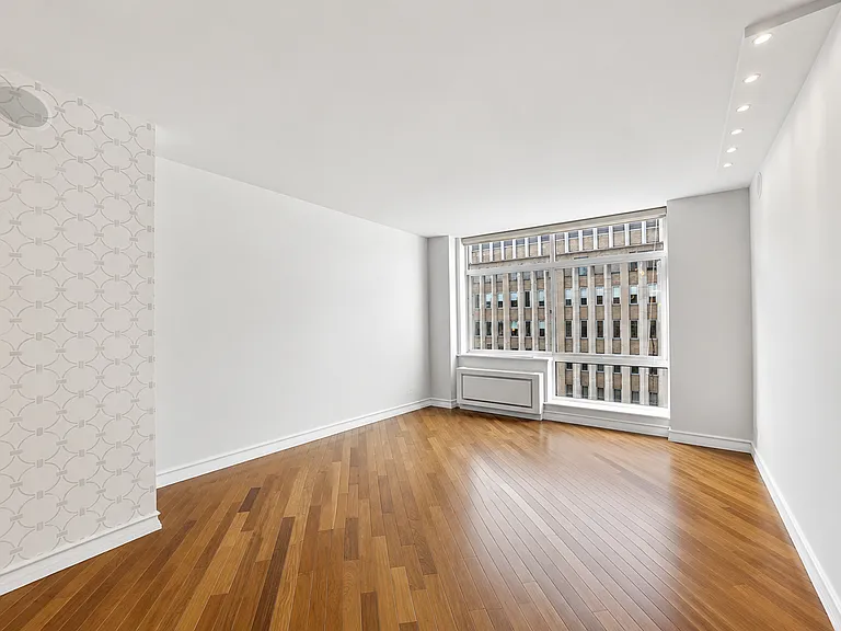 303 E 43rd St #11C — Photo 2
