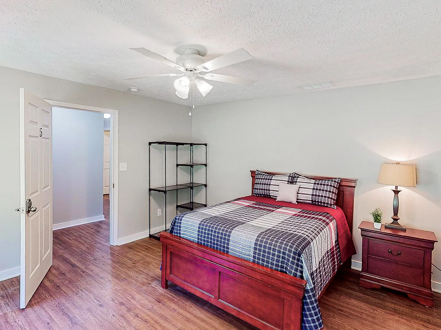 4 bed, 3.0 bath, 1800 sqft, $698 — Photo 2