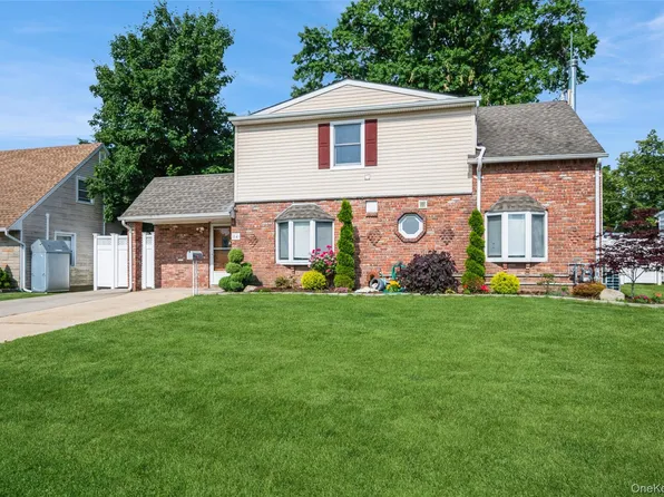 14 Tailor Ln, Levittown, NY 11756