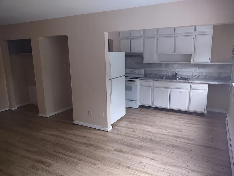 1034 Suburban Ave E #202 — Photo 5