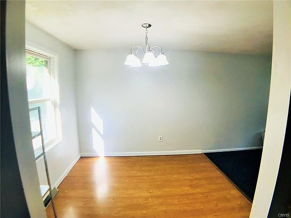 5th image of 28 Sunnyfield Dr